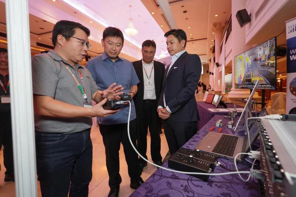 (Dari kiri) Pengurus syarikat Power Automation, Encik Darren Teo, memberi taklimat kepada Menteri Pengangkutan, Encik Chee Hong Tat, mengenai penggunaan penguji ‘Project Owl’. Bersama mereka adalah seorang pengarah SMRT, Encik Abu Bakar Mohd Nor, dan Ketua Pegawai Eksekutif (CEO) Power Automation, Encik Ben Tay.