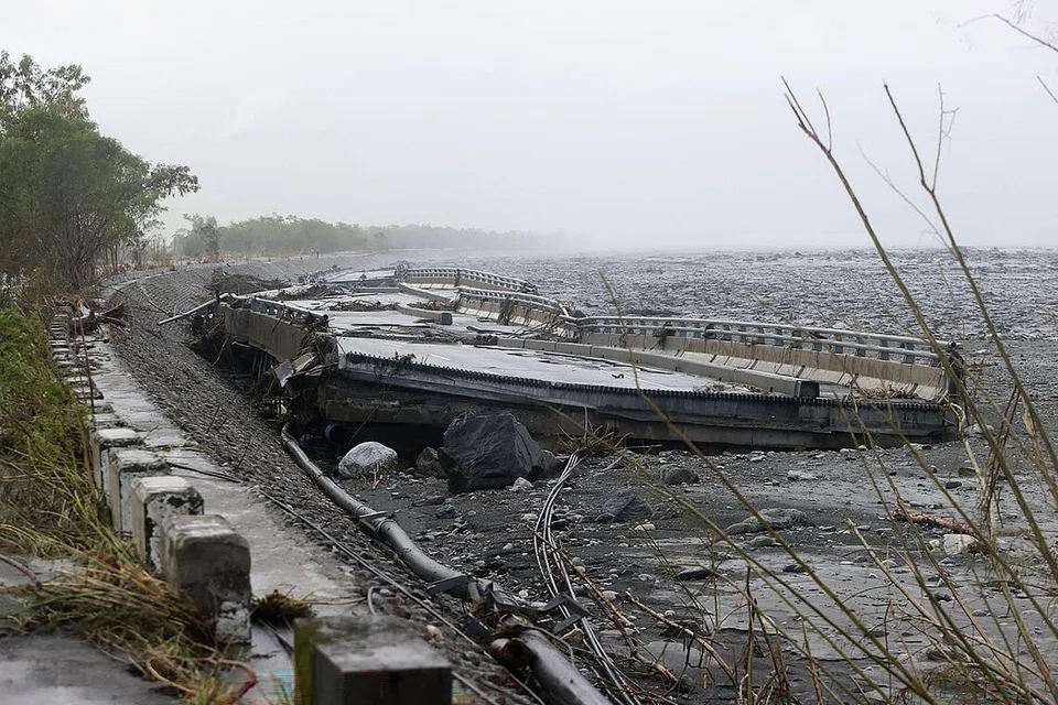 Sebahagian jambatan di atas Sungai Mataian dilihat musnah selepas tasik tebatan pecah di Hualien pada 24 September 2025. Letupan tasik tebatan di Taiwan itu meragut sekurang-kurangnya 14 nyawa, menurut pegawai wilayah pada 24 September, selepas Taufan Ragasa membadai pulau tersebut dengan hujan lebat.