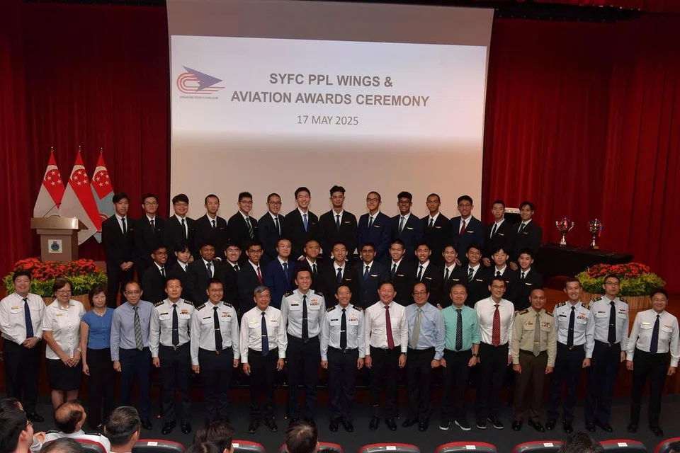 TERIMA ANUGERAH: Zaqeerul Iman Shamshul Qamar (barisan kedua, kiri) bersama pelatih lain di Majlis Anugerah Sayap & Penerbangan SYFC PPL pada 17 Mei.