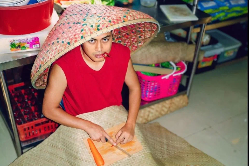 Syafie Naswip keluar daripada kepompong kehidupan peribadinya yang lebih pendiam untuk membawa watak remaja ‘gila-gila’ dalam telefilem, ‘Lap Lip’ dan drama ‘Cerita Dia Macam Ni’. 