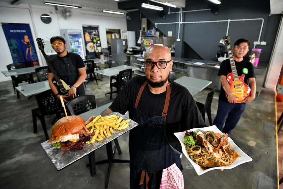 PEMBERI SEMANGAT: Kai (kiri) menyifatkan bos restoran Enam, Encik John Tay (kanan) dan rakannya Cef Hemran Esa sebagai pendorongnya dalam bidang makanan dan minuman (F&B). - Foto BH oleh LIM YAOHUI