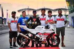 Pelumba Singapura, Jazil Juraimi (tiga dari kiri), bersama rakan sepasukan daripada Alvin Choong Racing (ACR) Team. Beliau dan pasukannya bertekad untuk mengakhiri Kejohanan Perlumbaan Jalan Raya Asia (ARRC) dengan kedudukan di 10 tempat teratas.