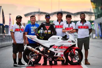 Pelumba Singapura, Jazil Juraimi (tiga dari kiri), bersama rakan sepasukan daripada Alvin Choong Racing (ACR) Team. Beliau dan pasukannya bertekad untuk mengakhiri Kejohanan Perlumbaan Jalan Raya Asia (ARRC) dengan kedudukan di 10 tempat teratas.
