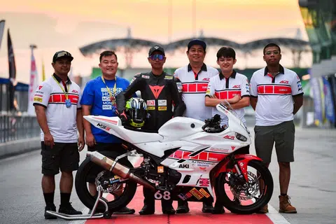 Pelumba Singapura, Jazil Juraimi (tiga dari kiri), bersama rakan sepasukan daripada Alvin Choong Racing (ACR) Team. Beliau dan pasukannya bertekad untuk mengakhiri Kejohanan Perlumbaan Jalan Raya Asia (ARRC) dengan kedudukan di 10 tempat teratas.