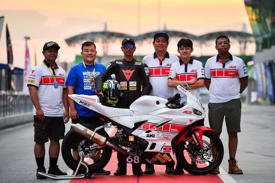 Pelumba Singapura, Jazil Juraimi (tiga dari kiri), bersama rakan sepasukan daripada Alvin Choong Racing (ACR) Team. Beliau dan pasukannya bertekad untuk mengakhiri Kejohanan Perlumbaan Jalan Raya Asia (ARRC) dengan kedudukan di 10 tempat teratas.