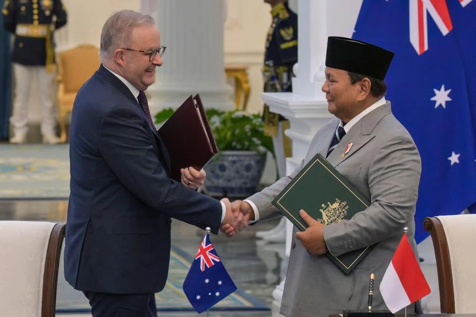 Presiden Indonesia Prabowo Subianto (kanan) dan Perdana Menteri Australia Anthony Albanese (kiri) berjabat tangan selepas menandatangani dokumen perjanjian kerjasama di Istana Merdeka, Jakarta, pada 6 Februari 2026. 