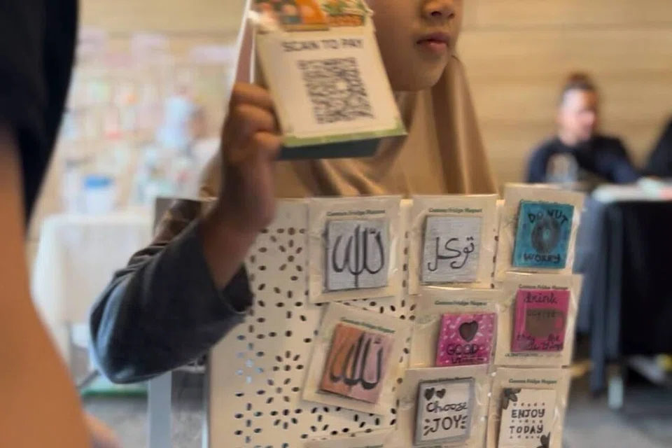 Khawla Alina Attyarahman terlibat dalam setiap aspek penghasilan dan penjualan barangan yang dibuat sendiri seperti magnet kanvas dan tulisan kaligrafi di atas kanvas.