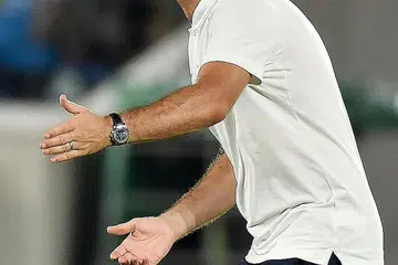 SAMA-SAMA MAHU BERMULA DENGAN BAIK: Kededua pengurus muda, Ole Gunnar Solsjkaer dan Frank Lampard (atas) tentu sekali berharap melihat pasukan masing-masing mengorak langkah kanan dalam perlawanan pembukaan mereka sempena musim baru Liga Perdana England. - Foto-foto AFP, REUTERS 