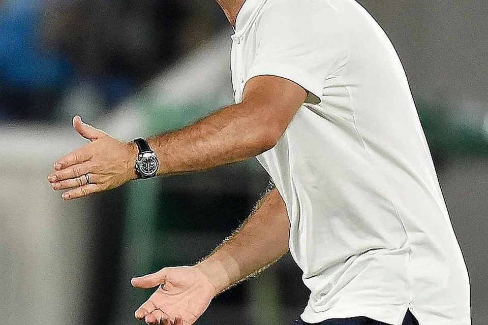 SAMA-SAMA MAHU BERMULA DENGAN BAIK: Kededua pengurus muda, Ole Gunnar Solsjkaer dan Frank Lampard (atas) tentu sekali berharap melihat pasukan masing-masing mengorak langkah kanan dalam perlawanan pembukaan mereka sempena musim baru Liga Perdana England. - Foto-foto AFP, REUTERS 