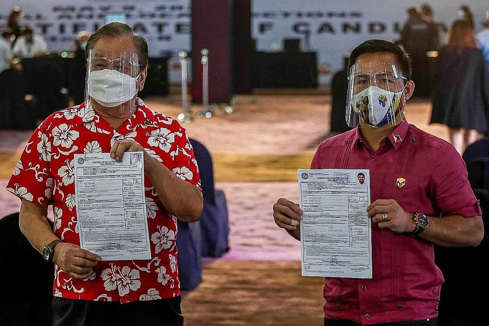 ALON RASMI: Senator Manny Pacquiao, bersama Timbalan Speaker Dewan Perwakilan, Encik Lito Atienza, memfailkan sijil pencalonan mereka sebagai presiden dan naib presiden di Sofitel Harbor Garden Tent, di Pasay City, Metro Manila, 1 Oktober lalu. - Foto REUTERS