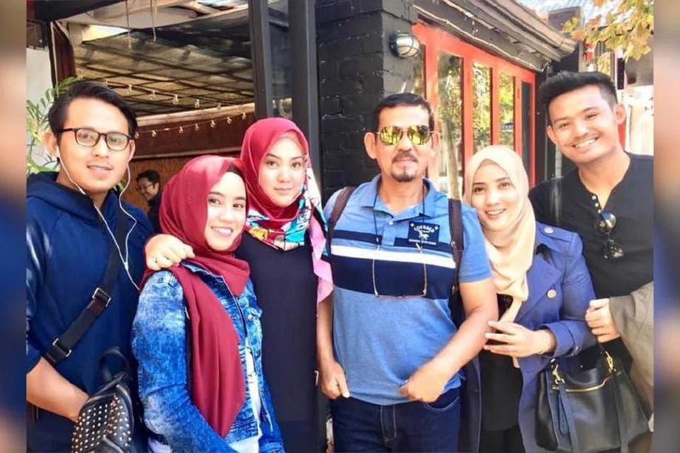 HUBUNGAN TERABAI LAMA: Bekas isteri Datuk ND Lala (tiga dari kanan), Fauziah Sarman (dua dari kanan) menyatakan ND Lala mula berlainan sikap sejak 10 tahun lalu sehingga setahun lalu dilihat abaikan dirinya dan anak-anak.