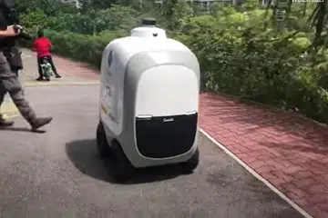 Foto robot pengiriman dalam projek perintis di Punggol. - TANGKAP LAYAR VIDEO THE STRAITS TIMES 