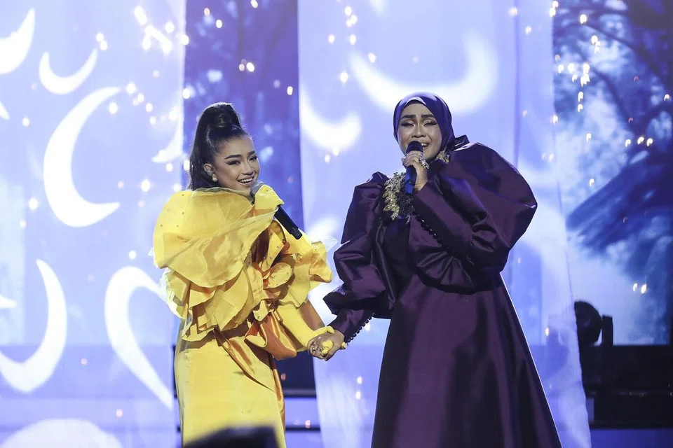 MILIKI PAKEJ: Waode (kiri) dari Indonesia yang berpadu suara dengan Liza Hanim juga memiliki daya tarikan bintang untuk bergelar juara Big Stage 5.