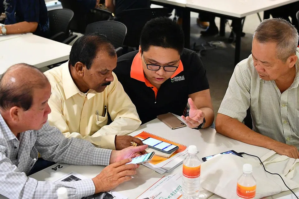 PERTINGKAT KEMAHIRAN: Pemandu teksi meningkatkan kemahiran digital mereka semasa program SkillsFuture untuk tempat kerja digital (SFDW) yang diadakan tiga tahun lalu. - Foto fail