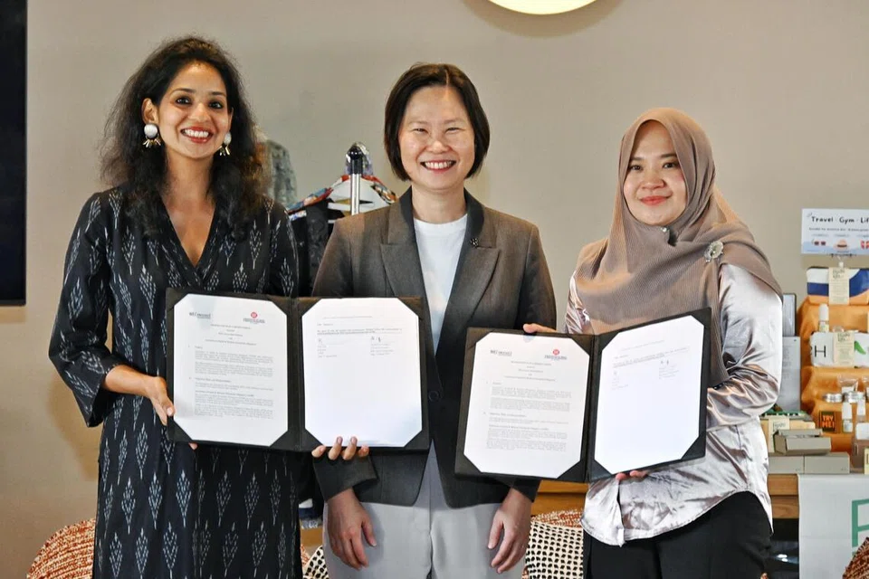 Menteri Negara (Ehwal Luar merangkap Perdagangan dan Perusahaan), Cik Gan Siow Huang (di tengah) bersama Pengarah wilayah, WE Connect international Cik Mrinalini Venkatachalam (kiri) dan Naib Presiden ASME, Cik Hamidah Aidillah Mustafa semasa sesi tandatangan MOU pada pagi Sabtu.