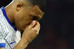 Akibat pelanggaran dengan bahu pemain Austria, kapten Perancis Kylian Mbappe patah hidung dan terpaksa digantikan dalam perlawanan Euro 2024.   