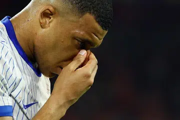 Akibat pelanggaran dengan bahu pemain Austria, kapten Perancis Kylian Mbappe patah hidung dan terpaksa digantikan dalam perlawanan Euro 2024.   