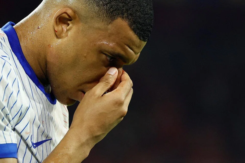 Akibat pelanggaran dengan bahu pemain Austria, kapten Perancis Kylian Mbappe patah hidung dan terpaksa digantikan dalam perlawanan Euro 2024.   
