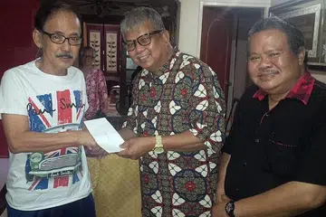 PRIHATIN: (Dari kiri) Allahyarham Samad Ayob menerima derma $500 dalam gambar yang dirakam pada 2015 ini. Sumbangan itu merupakan projek Kami Peduli bagi membantu artis yang sakit dan memerlukan anjuran Life Records dan Orange Promotions. Ia disampaikan oleh Husin Saaban (tengah) dan Alias Kadir. - Foto fail 