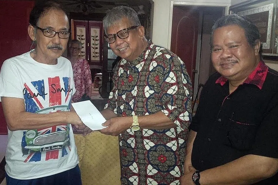 PRIHATIN: (Dari kiri) Allahyarham Samad Ayob menerima derma $500 dalam gambar yang dirakam pada 2015 ini. Sumbangan itu merupakan projek Kami Peduli bagi membantu artis yang sakit dan memerlukan anjuran Life Records dan Orange Promotions. Ia disampaikan oleh Husin Saaban (tengah) dan Alias Kadir. - Foto fail 