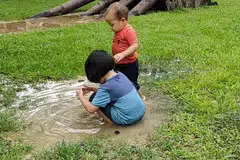 Anak-anak penulis, Munawwarah dan Hamzah Mohammad Hanafi, bermain di ‘Nature Playgarden’ di Taman Pasir Ris. 