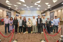 LAWATAN MENTERI: Encik Masagos (empat dari kiri) membawa Dato Seri Setia Haji Nazmi (tujuh dari kiri) melihat pelbagai kemudahan di OTH semasa lawatannya ke Singapura.