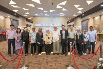 LAWATAN MENTERI: Encik Masagos (empat dari kiri) membawa Dato Seri Setia Haji Nazmi (tujuh dari kiri) melihat pelbagai kemudahan di OTH semasa lawatannya ke Singapura.