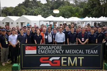 Menteri Kesihatan, Encik Ong Ye Kung (barisan depan, tujuh dari kiri), semasa perasmian Pasukan Perubatan Kecemasan Singapura (SGEMT) yang diadakan di  Pusat Taktikal Home Team pada 12 September.