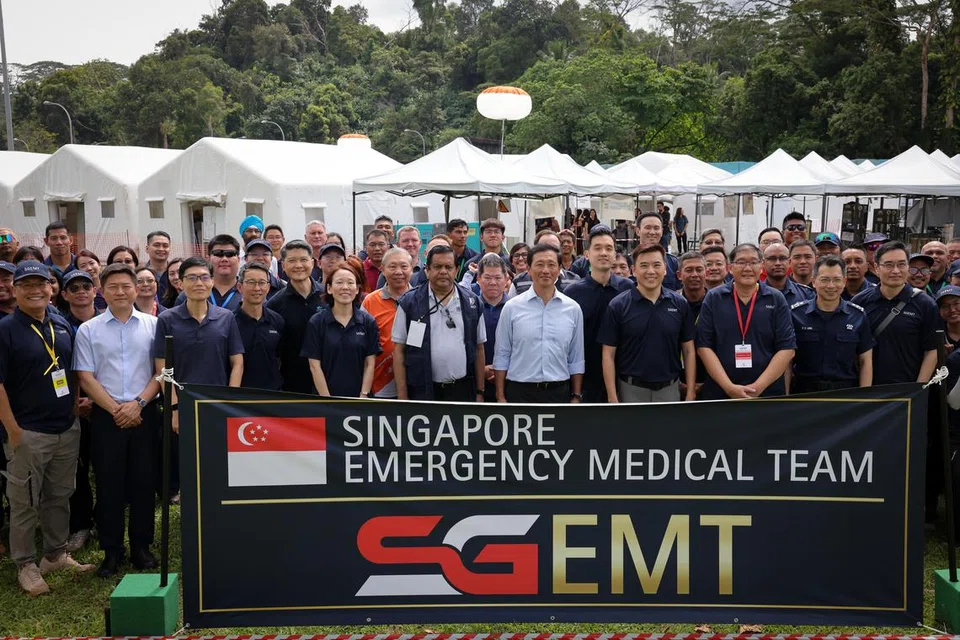 Menteri Kesihatan, Encik Ong Ye Kung (barisan depan, tujuh dari kiri), semasa perasmian Pasukan Perubatan Kecemasan Singapura (SGEMT) yang diadakan di  Pusat Taktikal Home Team pada 12 September.