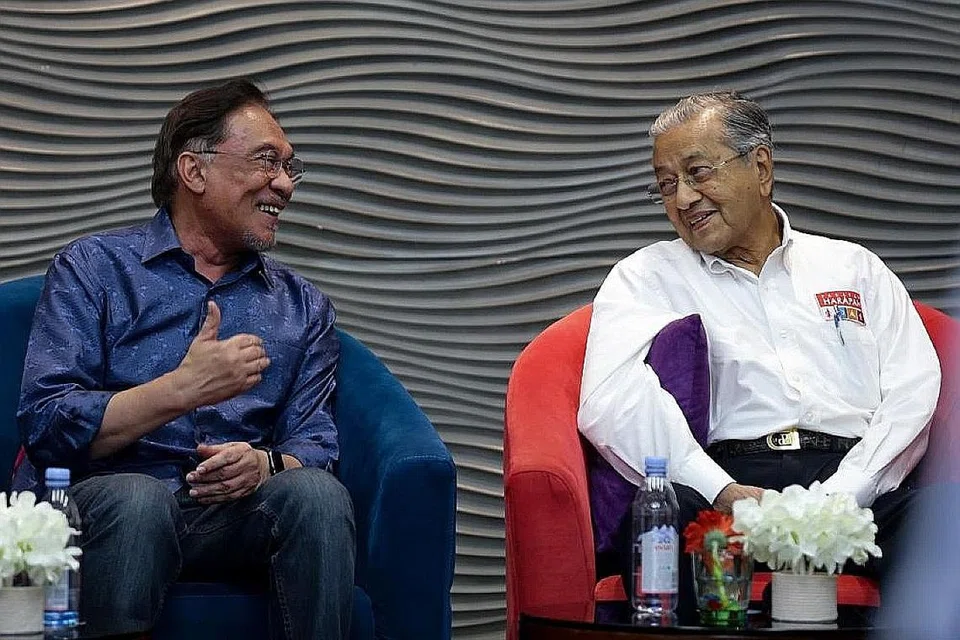 CABARAN POLITIK PECAH BELAH: Sepanjang 2019, isu peralihan kuasa daripada Perdana Menteri Mahathir (atas, kanan) kepada presiden PKR Anwar Ibrahim (atas, kiri) menjadi buah mulut hingga menimbulkan spekulasi ia tidak akan berlaku, walaupun Dr Mahathir beberapa kali berkata beliau akan menunaikan janjinya. Namun, isu lebih memberatkan Anwar ialah perpecahan dalaman PKR. Pada kongres tahun lalu, keretakan antara penyokong beliau dan timbalannya Azmin Ali, yang dilihat berupaya menjadi perdana menteri, amat ketara. - Foto-foto fail