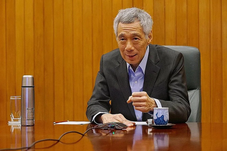 PENTINGNYA KEYAKINAN WARGA: Dalam temu ramah dengan wartawan Greg Sheridan daripada akhbar 'The Australian', PM Lee (gambar) berkata segala langkah yang diambil tidak mungkin berhasil tanpa kerjasama warga yang menaruh keyakinan terhadap pemerintah dan media arus utama. - Foto MCI