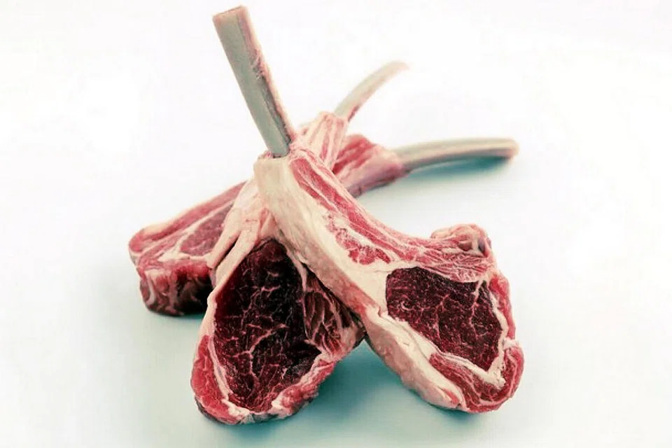 KELEMBUTANNYA TERASA: Daging lamb chop dari Zac Butchery amat lembut dan mudah empuk apabila dimasak atau sekadar dipanggang. - Foto-foto ZAC BUTCHERY