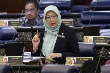 TINJAUAN HARUS DILAKUKAN: Dr Zaliha Mustafa berkata tindakan meninjau secara berkala itu adalah bagi memastikan isu seperti penyewaan lesen perniagaan kepada warga asing tanpa dokumen sah dan pengambilan pekerja dalam kalangan pendatang asing tanpa izin (PATI) dapat dibanteras sebaiknya.
