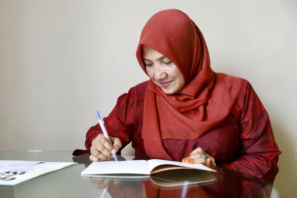 TEMPAT PERTAMA: Selepas ketiga kali mencuba, akhirnya Cik Hartinah Ahmad menjuarai Anugerah Pena Emas kategori puisi Melayu, buat tahun ini. - Foto BH oleh MARCELLIN ANGELO