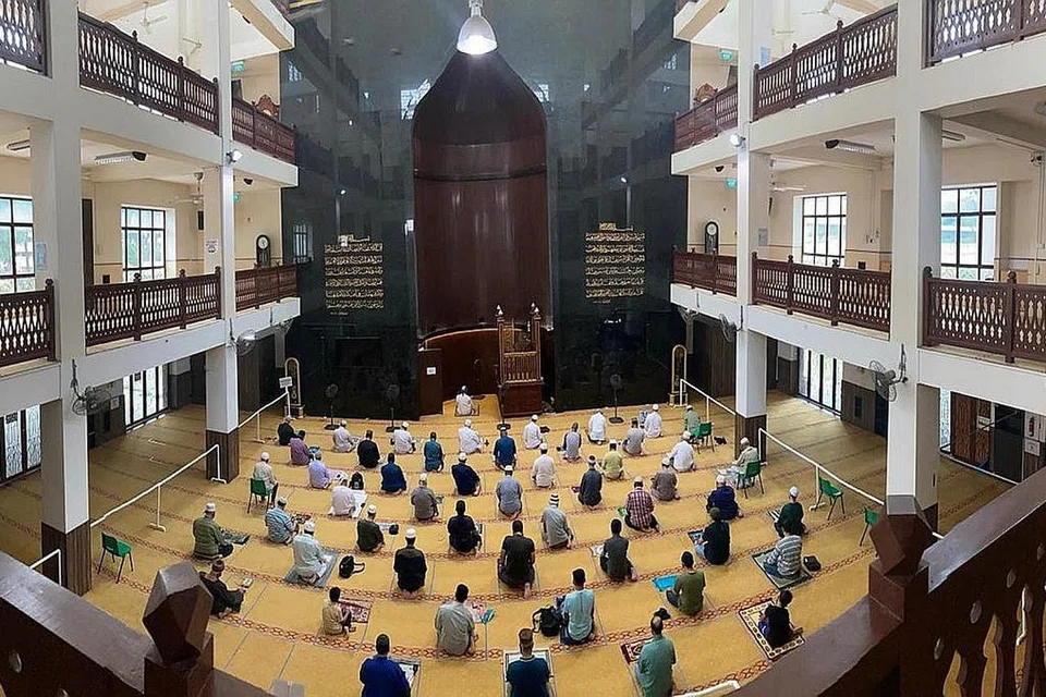 RUANG SOLAT UTAMA: Suasana di dalam Masjid Alkaff Kampung Melayu. - Foto MASJID ALKAFF KAMPUNG MELAYU