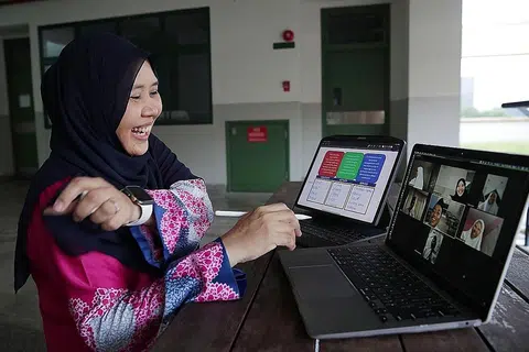 BELAJAR DARI PENGALAMAN: Pengalaman pemutus litar tahun lalu, membuat mudirah Madrasah Aljunied Al-Islamiah, Cik Khairiana, memutuskan agar setiap penggal diadakan (HBL). - Foto BH oleh GIN TAY