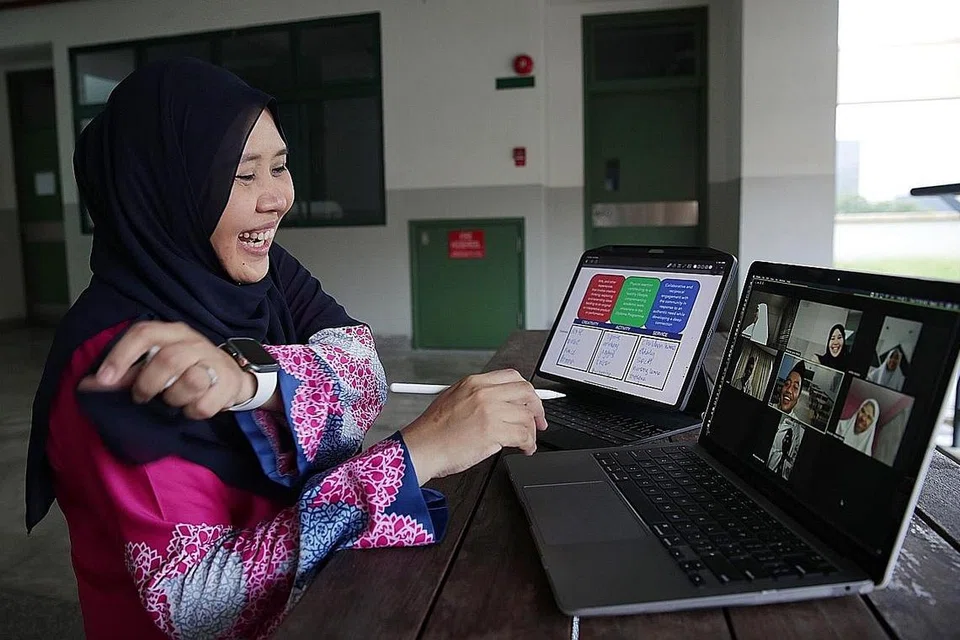 BELAJAR DARI PENGALAMAN: Pengalaman pemutus litar tahun lalu, membuat mudirah Madrasah Aljunied Al-Islamiah, Cik Khairiana, memutuskan agar setiap penggal diadakan (HBL). - Foto BH oleh GIN TAY