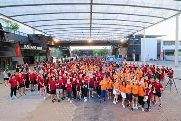 ‘Just Jalan 2025’, inisiatif mengumpul dana utama Pro Bono SG, telah dirasmikan oleh Menteri Negara (Pembangunan Digital dan Maklumat merangkap Kesihatan), Cik Rahayu Mahzam (depan), kali ini bersifat hibrid dengan menawarkan jalan kaki sejauh 5 kilometer (km,) larian 8km dan pilihan berjalan kaki secara maya.