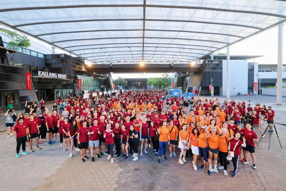 ‘Just Jalan 2025’, inisiatif mengumpul dana utama Pro Bono SG, telah dirasmikan oleh Menteri Negara (Pembangunan Digital dan Maklumat merangkap Kesihatan), Cik Rahayu Mahzam (depan), kali ini bersifat hibrid dengan menawarkan jalan kaki sejauh 5 kilometer (km,) larian 8km dan pilihan berjalan kaki secara maya.