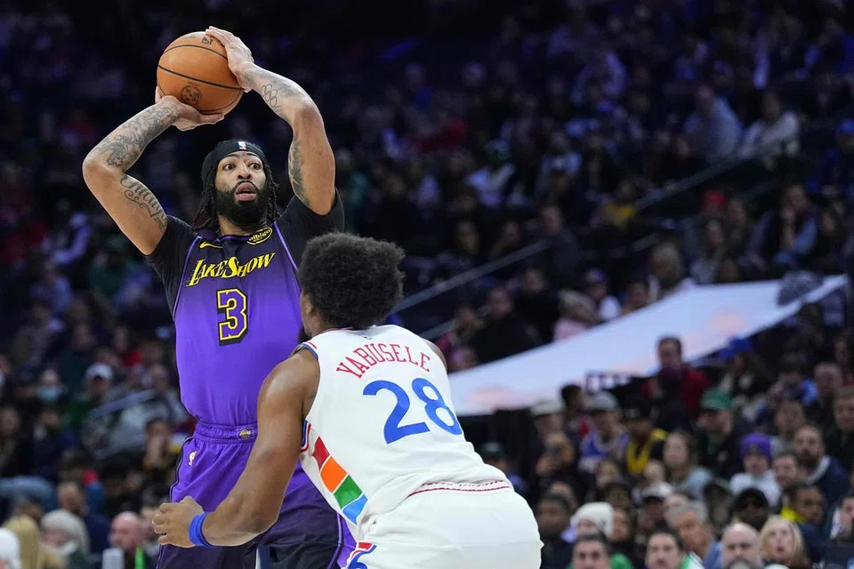 Ramai tertanya mengapa Dallas Mavericks menukar pemain terbaik mereka bagi mendapatkan khidmat Anthony Davis (kiri) yang telah berusia 31 tahun.