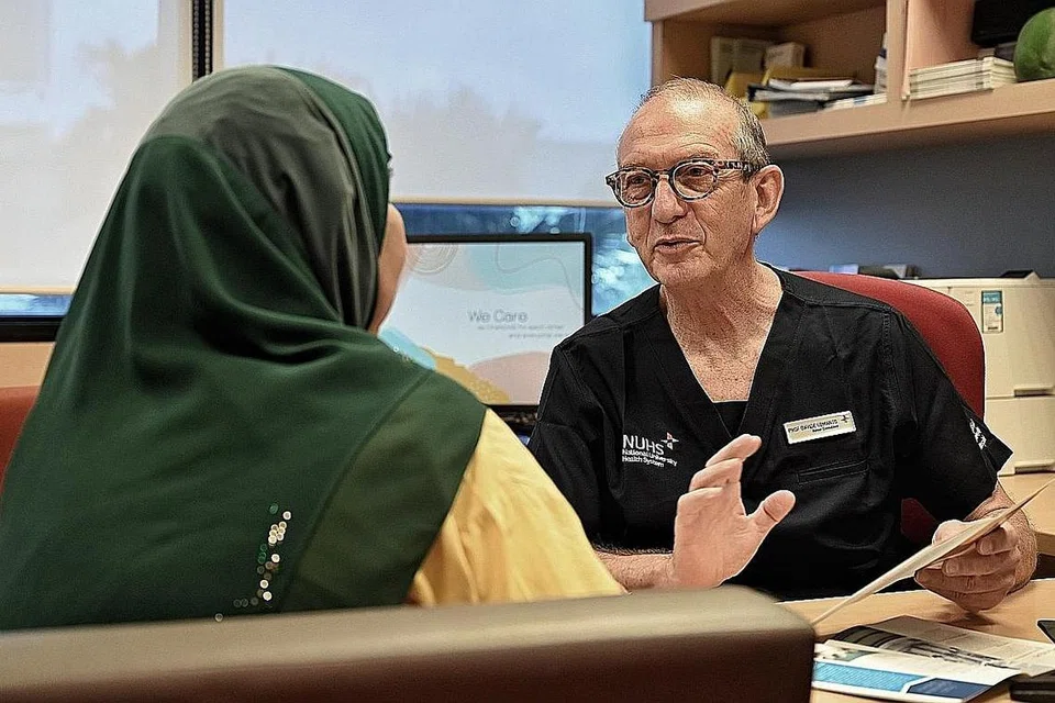 SEMAKIN RAMAI: Profesor Davide Lomanto (kanan) menjelaskan bahawa Singapura menyaksikan pertumbuhan kejadian masalah hernia dalam penduduk yang menua dengan sekitar sepertiga kes melibatkan mereka berusia 60 tahun ke atas.