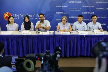 Setiausaha Agung Parti Pekerja (WP), Encik Pritam Singh (tiga dari kiri), dan pengerusi parti, Cik Sylvia Lim (empat dari kiri), mengumumkan calon baru parti yang terdiri daripada (dari kiri) Cik Eileen Chong, Cik Siti Alia Abdul Rahim Mattar, Encik Abdul Muhaimin Abdul Malik dan Encik Kenneth Tiong dalam sidang media di ibu pejabat WP di Geylang Road pada 17 April.