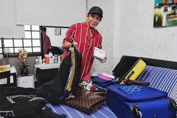 KEMBALI AKTIF BERSENI: Bagai pucuk dicita, ulam mendatang, tawaran tugas mengacara, menyanyi dan berlakon di Kuala Lumpur buat penghibur Roslan Shah datang mencurah apabila sempadan Singapura-Malaysia dibuka. - Foto BH oleh KHALID BABA