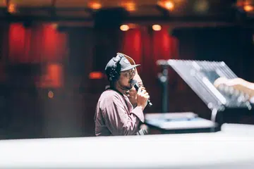 BANYAK BELAJAR TENTANG PENERBITAN: Badarudin Hassan menimba ilmu kreativiti dan penerbitan sewaktu mementaskan konsert ‘Decadans: Celebrating A Decade In Dance’ di Teater Esplanade pada 30 Disember.