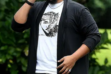 HIP HOP CAMPUR MUZIK GAMELAN: Rapper KamarXKazie menggunakan irama gamelan dan lirik dalam bahasa Jawa yang disatukan dalam lagu 'Tunduk'. Lagu ini dihasilkan bersama penerbit Ashidy Ridwan dan dua rakan seni, Mawar Berduri dan Dinoh. - Foto BH oleh KHALID BABA
