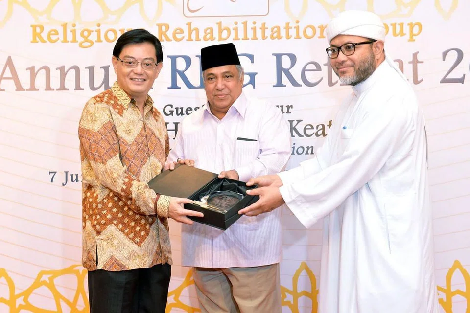 RAHAT RRG: Menteri Pendidikan ketika itu, Encik Heng Swee Keat (kini Timbalan Perdana Menteri), bersama dua pengerusi bersama RRG, Ustaz Ali Mohamed (tengah) dan Ustaz Mohd Hasbi Hassan, di rahat RRG pada Jun 2014. Sebulan kemudian, RRG melancarkan Pusat Sumber dan Kaunselingnya. - Foto fail