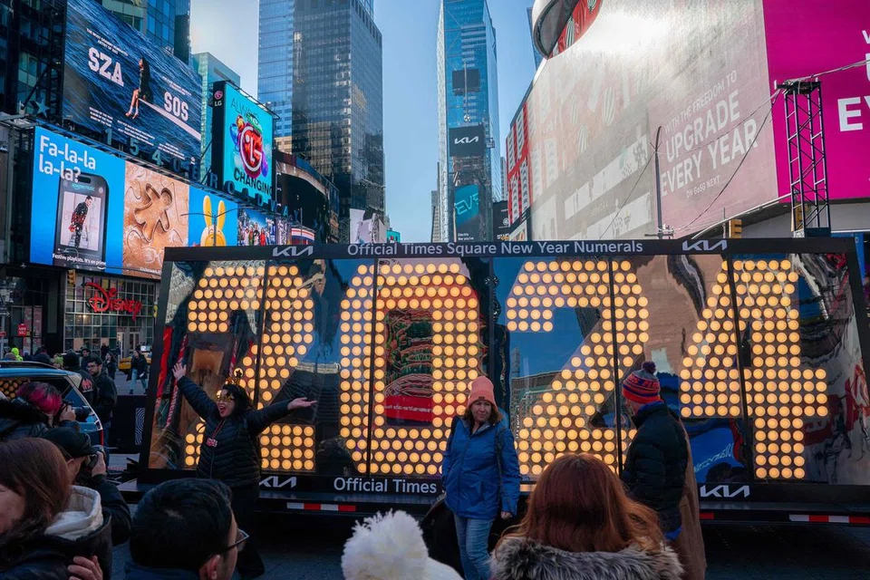 NANTIKAN KEDATANGAN 2024: Orang ramai bergambar di depan papan tanda lampu 2024 di Times Square, New York. Sebanyak 602 bal LED jimat tenaga digunakan untuk membentuk angka 2024 pada papan setinggi sekitar 2 meter itu.