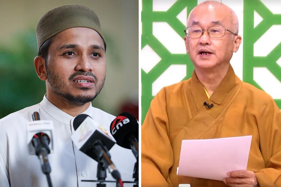 UCAPSELAMAT: Mufti Dr Nazirudin Md Nasir (kiri) mengutus surat (paling atas) kepada Venerable Seck Kwang Phing (kanan), untuk menyampaikan ucap selamat sempena Hari Vesak. - Foto FACEBOOK PUSAT HARMONY, fail