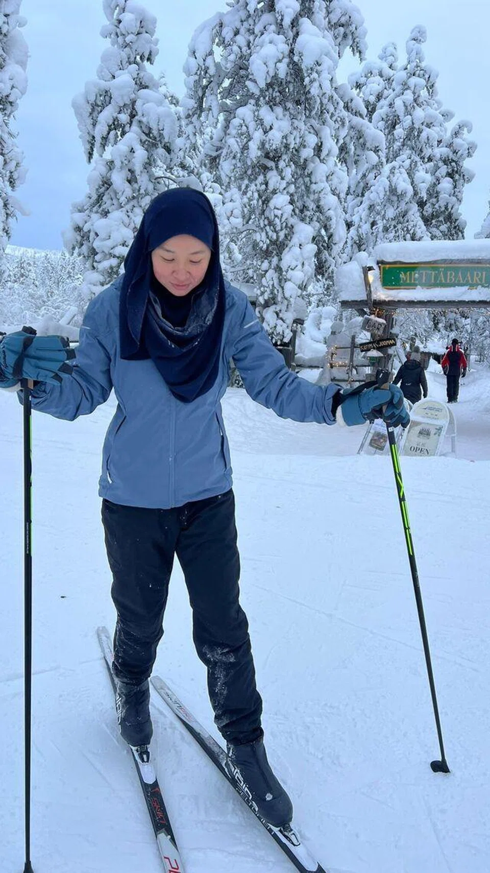 Cik Wan Maryam berski di Saariselkä, Finland.