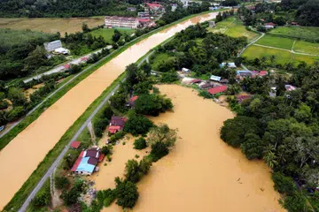 Pandangan dari udara keadaan banjir di Kampung Padang Luar, Kubang Pasu, Kedah. Mangsa ditempatkan di pusat pemindahan sementara (PPS)  yang disediakan di beberapa kawasan di negeri itu.
